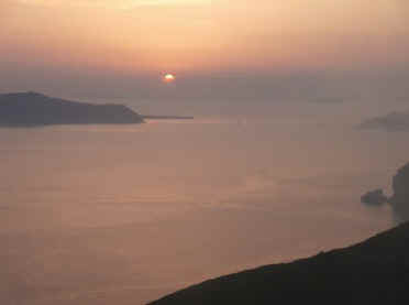 Famous_sunset_over_the_Santorini_caldera