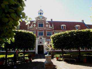 Haarlem: Frans Hals Museum: inner courtyard